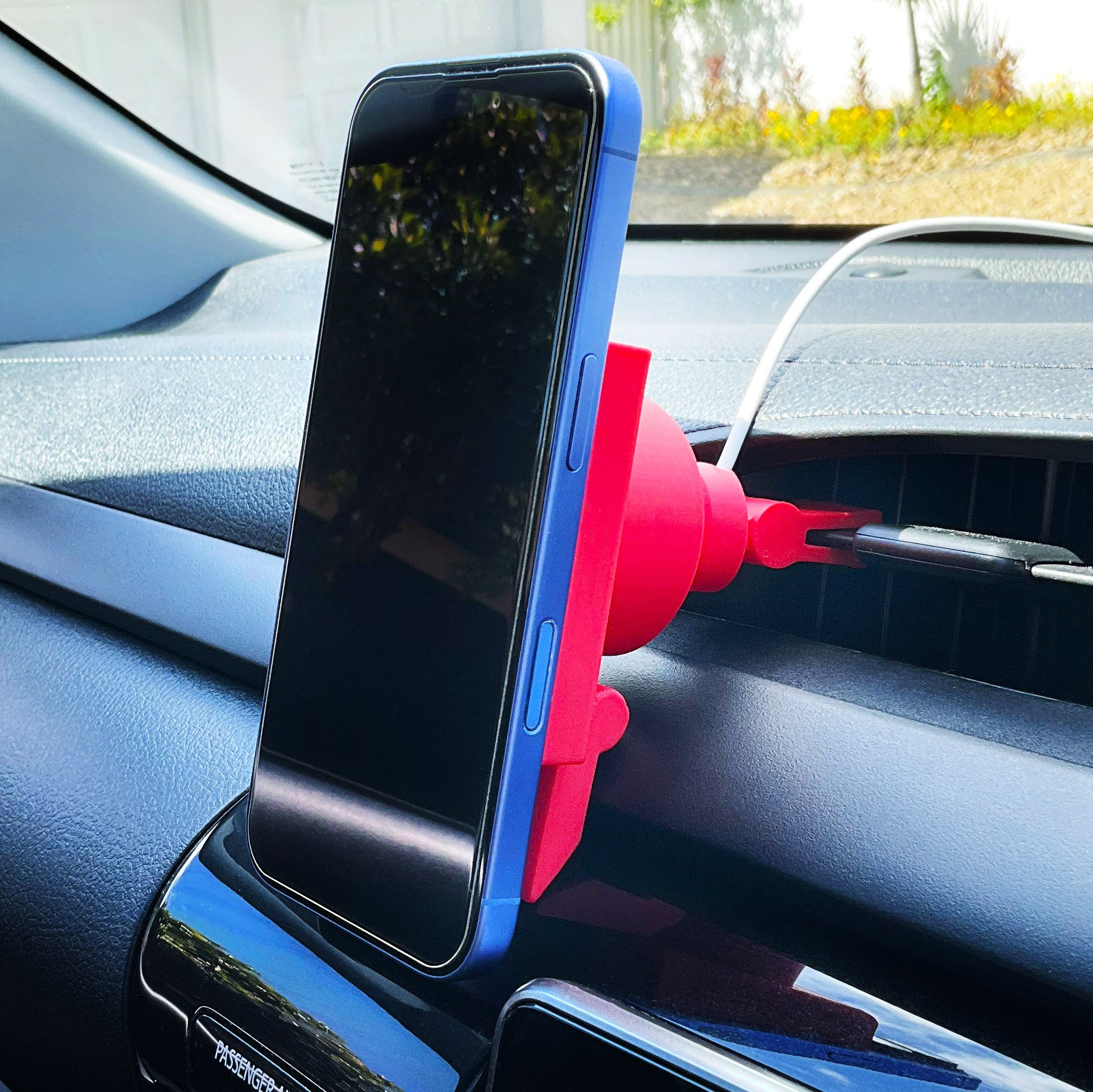Толстый чехол iPhone на зарядной площадке