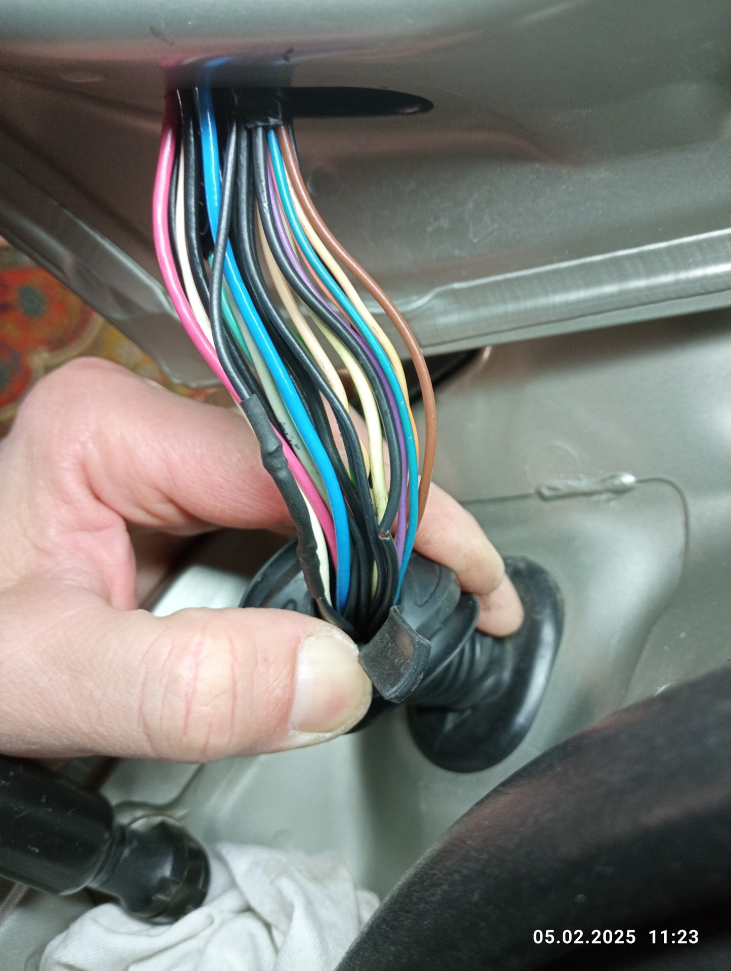 12V розetка в обшивке багажника не работает