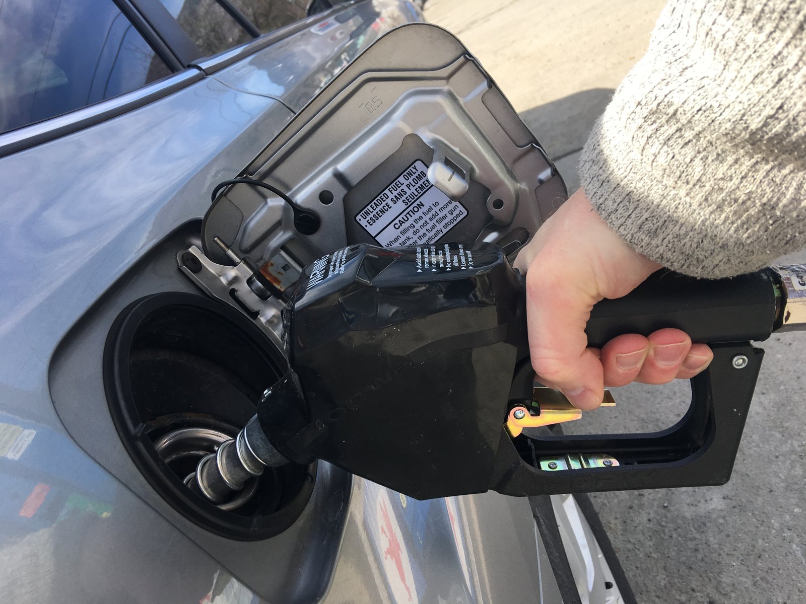 Пистолет в горловине и табличка Unleaded